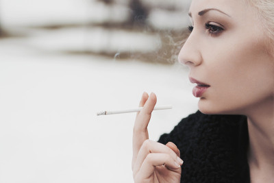 一个吸烟的漂亮女人的肖像