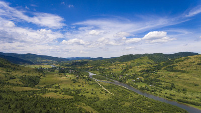 山清水秀，山水秀丽，气候宜人