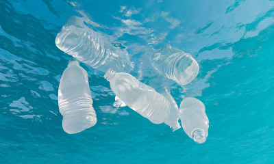 塑料瓶漂浮在海水下