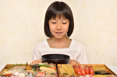 お正月を楽しむ女の子