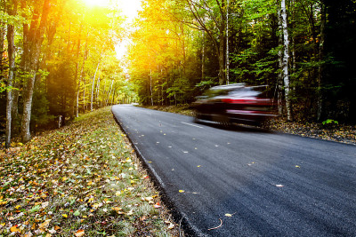 汽车行驶在秋天的道路与阳光