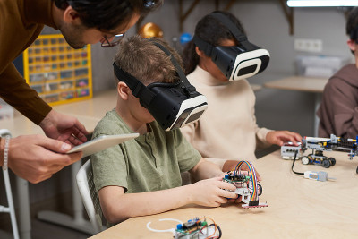 孩子们用vr眼镜制作机器人