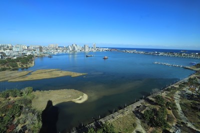 韩国江原道的束草市和清草湖。