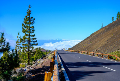 在西班牙加那利的特内里费岛泰德火山上开车
