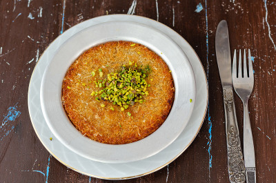 美味的传统土耳其甜点:Kunefe