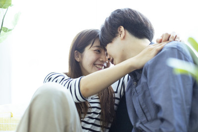 一个漂亮的日本男人和女人在客厅里放松