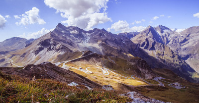 春天的Großglockner高山公路。霍赫陶恩国家公园的山脉。
