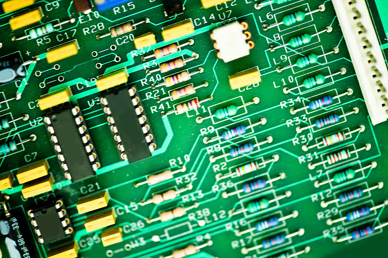 带有集成电路和电子元件的印刷电路板(PCB)