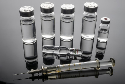 古董注射器旁边的药瓶，概念图像，水平组成