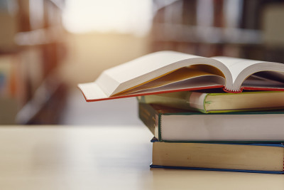 在学校、大学、学院的图书馆里打开一堆书。