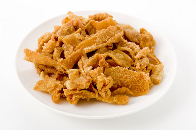 脆炸鸡皮装盘