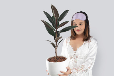 一个手里拿着净化空气的植物的女人