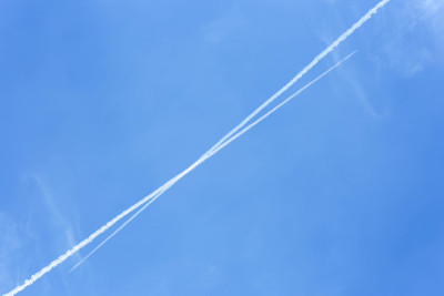 天空中飞机的痕迹