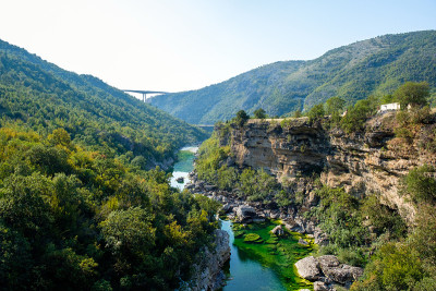 风景秀丽的莫拉卡峡谷和新桥，黑山。