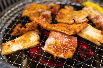 韩国烤肉，生肉加辣酱在炉子上烤。