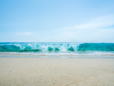 泰国普吉岛海滩上的蓝色海浪