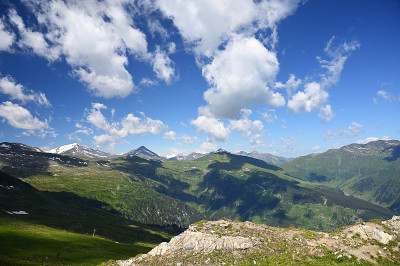 Stubnerkogel山脉和蓝天白云景观奥地利