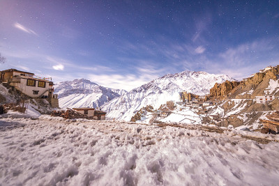 景观与银河系。月光在Spiti