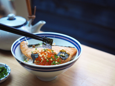 Ochazuke;一千年的传统日本料理用蒸米饭制成，加入盐腌鲑鱼、鱼卵和香菇木鱼海带汤或汤，并浇上海