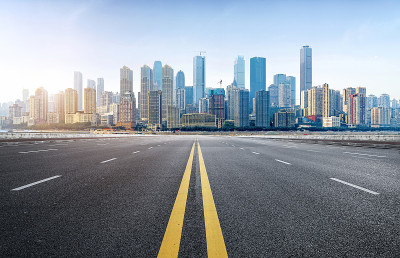 空旷的高速公路与城市景观和天际线，中国重庆。