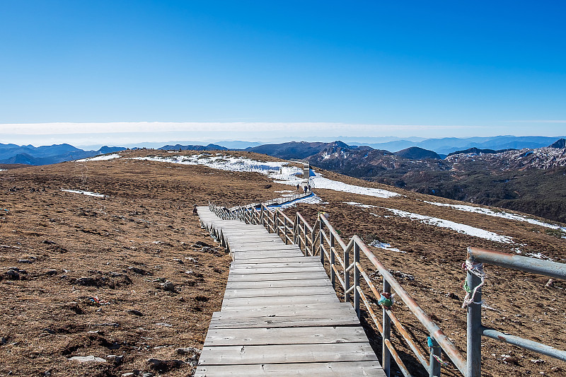 美丽的石卡雪山或蓝月亮谷，是中甸城市(香格里拉)的地标和旅游景点。中国云南。亚洲旅游的概念