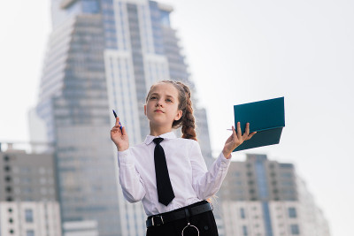 这本书讲的是什么?文学课。回到学校。现代教育。带着笔记本思考的小女孩。