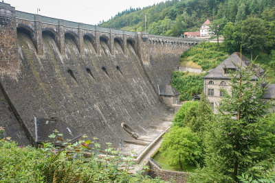 德国Sauerland的Diemeltalsperre大坝和Helminghausen水力发电站。