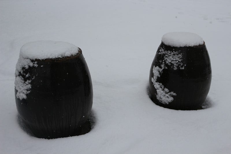 雪落在瓦罐顶上