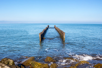 海景与防波堤。黑海。