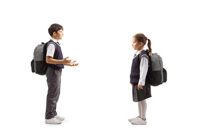 穿制服的学童说话的全身照