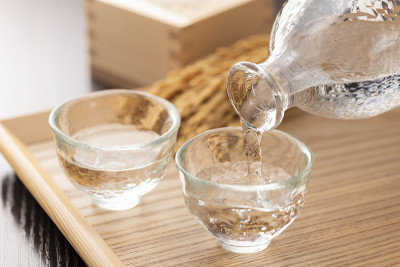 凉拌米酒和米穗摆在桌上