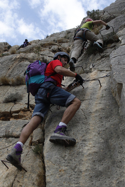 一群登山运动员正在进行via ferrata