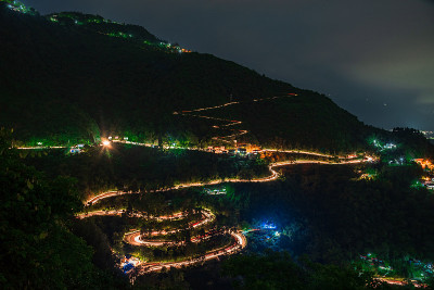 熔岩山脉上