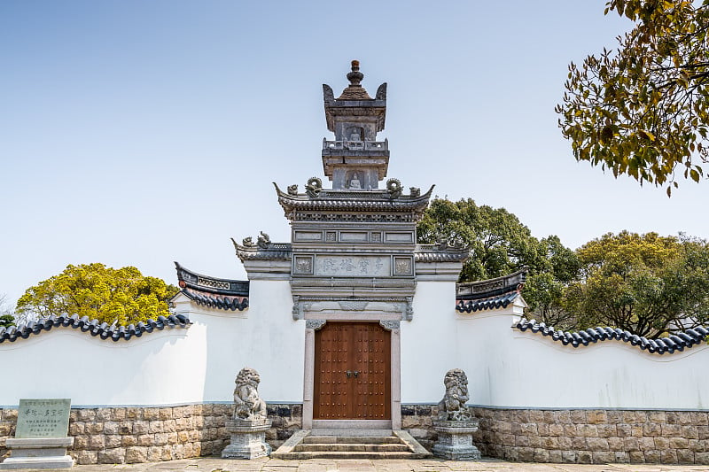 浙江舟山群岛普陀山的宝塔和寺庙被认为是观音菩萨的菩萨道。