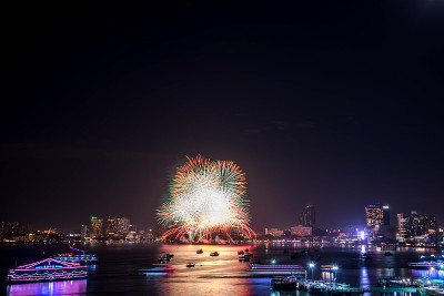 烟花庆祝在城市