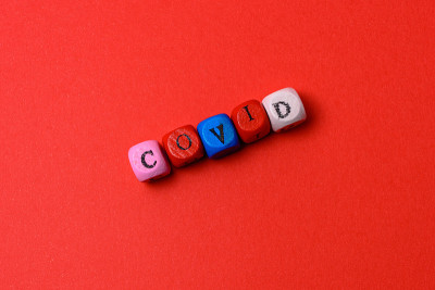 红色背景木方题词COVID-19。