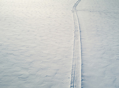 冬天雪地里的车道
