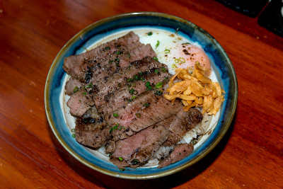 牛肉顿饭配鸡蛋和炸蒜