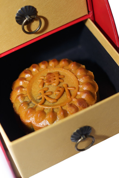 一个盒子里的月饼的特写。