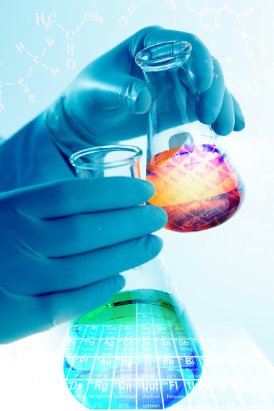 科学家手里拿着装有试管的烧瓶