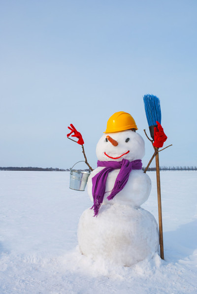 孤独的雪人在雪地里