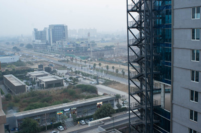 从远处可见的城市污染鸟瞰图
