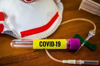 用口罩、插管和血液管对冠状病毒疫情进行血液检测，并刻字COVID-19