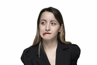 肖像的担心年轻女子看着远离与深思的面部表情