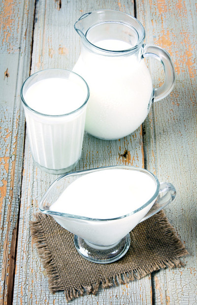 以木制为背景的乳制品。