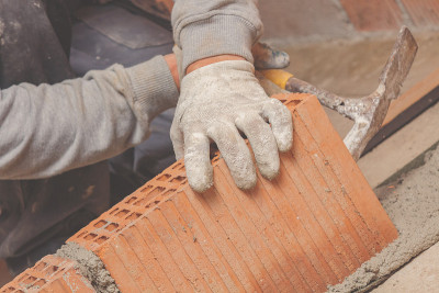 真正的建筑工人在室内砌砖。