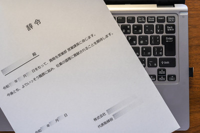 把预约信放在笔记本电脑上