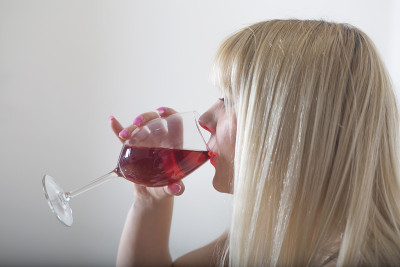 用酒杯喝红酒的漂亮女人