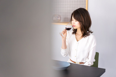 在餐馆里喝葡萄酒的女人