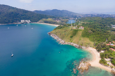 普吉岛海滩，沙滩和天空。夏日海滩海景鸟瞰图。海滩的空间区域。在泰国普吉岛的卡伦海滩。2020年11月